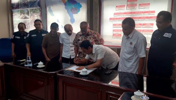 PWI Sumbar Serahkan Empat Tabung Oksigen Untuk Dukung Misi Kemanusiaan PMI