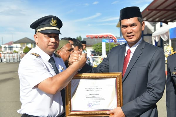 Puncak Peringatan Harhubnas, Dishub Aceh Serahkan Penghargaan kepada Tokoh Transportasi