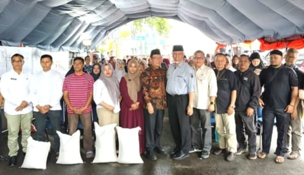 Gubernur Mahyeldi Serahkan Bantuan Beras Cadangan Pangan untuk Masyarakat Terdampak Kebakaran Pasar di Payakumbuh