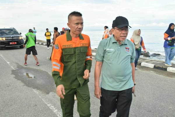 Aksi Bersih Pantai Warnai World Cleanup Day 2025 di Padang