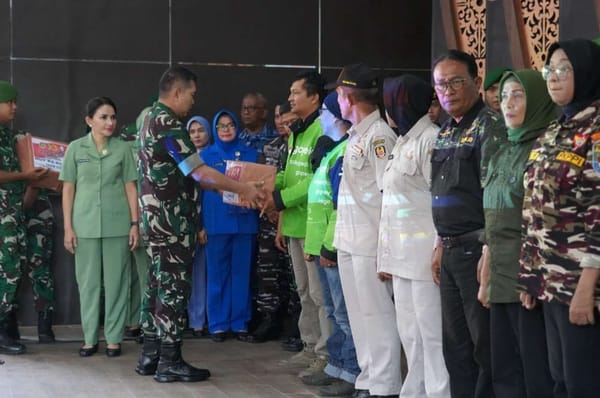 Sinergi TNI untuk Masyarakat Negeri, Pangdam XX/TIB Serahkan 600 Paket Sembako