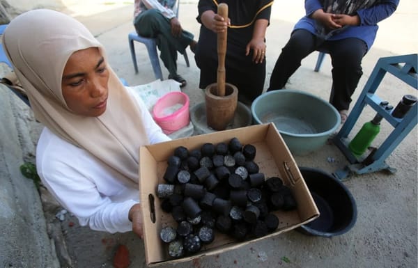 Pelaku UMKM Lamkeunung Darussalam, Sulap Ampas Kopi Jadi Briket LK Coffee