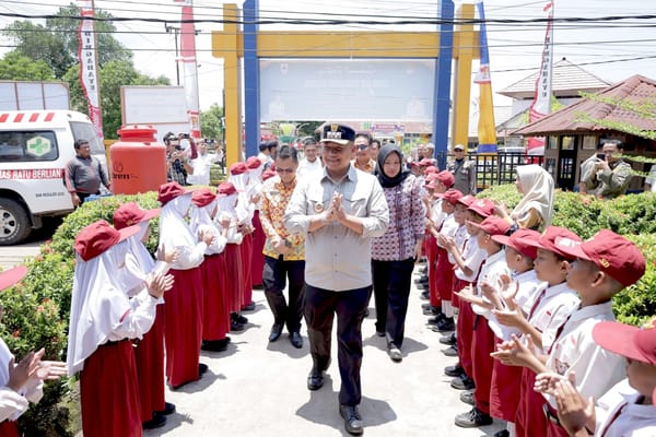 Pemda Ketapang Bagikan Seragam dan Alat Tulis Gratis untuk 8.500 Siswa
