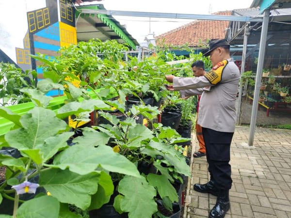 Polsek Cakung dukung ketahanan pangan melalui pembinaan pekarangan bergizi.