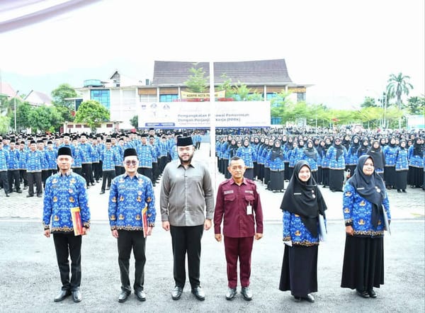 Pemko Padang Serahkan 1.537 SK PPPK, Wako Fadly Amran: Kita Adalah Pelayan Masyarakat