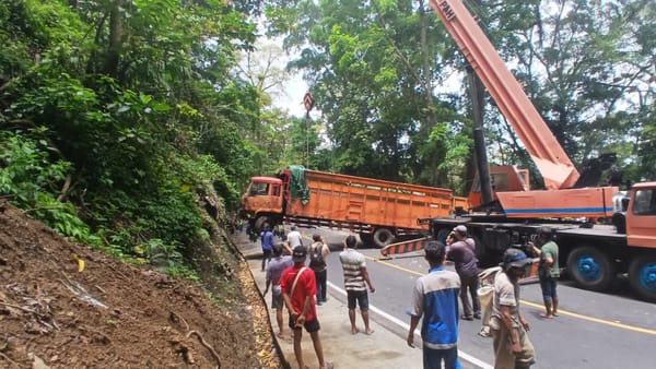 Jalur Lintas Gumitir Kembali Normal Pasca Evakuasi Truk Masuk Jurang