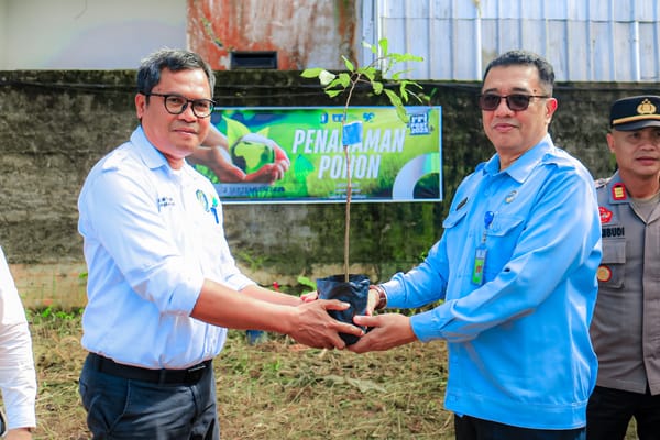 RRI Tanam 150 Pohon di Jalan Trans Kalimantan