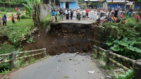 Gotong Royong Warga Bangun Jembatan Darurat, Pemkab Lumajang Siapkan Pembangunan Permanen
