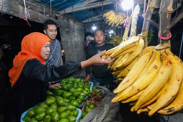 Gubernur Jatim Borong Langsung Hasil Panen Lumajang di Pasar Ranuyoso