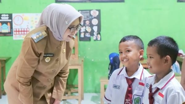 Pastikan Program Makan Bergizi Gratis Berjalan Baik, Bupati Lumajang Kunjungi SPPG Klakah