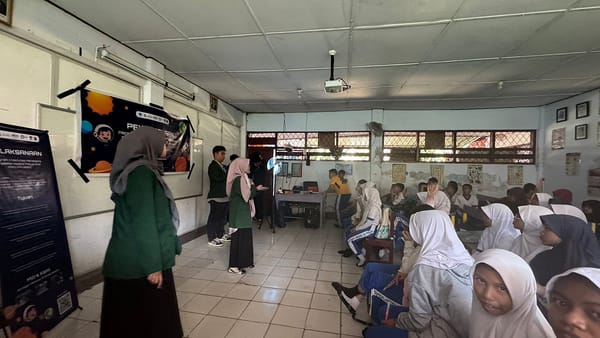 Optimalisasi Pembelajaran Tata Surya Melalui Teknologi Hologram oleh PKM-PM UMI di SD Negeri Pampang