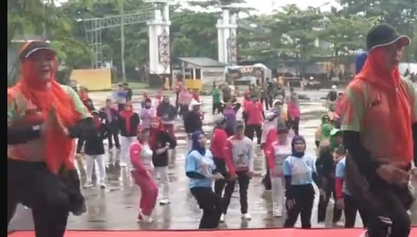 Ratusan Warga Meriahkan Senam Massal KORMI, Meski Diguyur Hujan