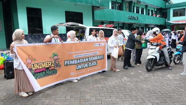PKKMB 2025: UNIMERZ Bagikan 1000 Paket Sembako untuk Ojol Dalam Kegiatan "Solidarity With Green Hero"