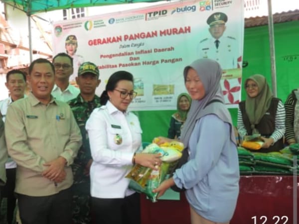 Bupati Landak Kunjungi Mandor, Cek Sekolah hingga Buka Gerakan Pangan Murah