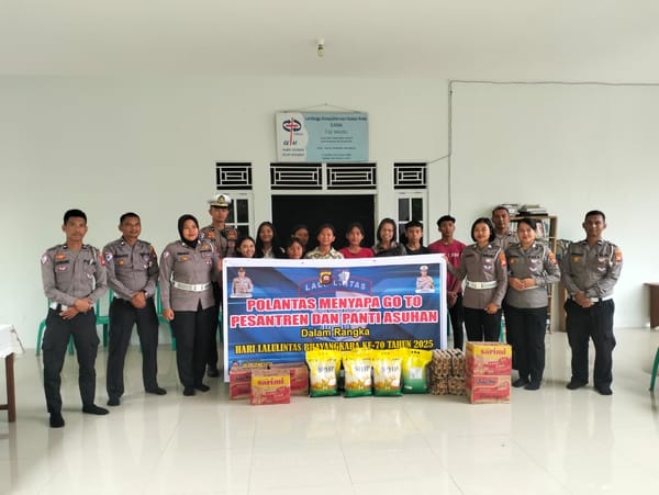 Satlantas Sekadau Sambangi Panti Asuhan, Bagi Sembako dan Edukasi Tertib Lalu Lintas