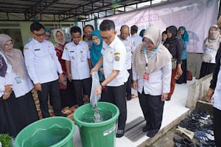 Posyandu terima bantuan Bibit Ikan dan Ember untuk budidaya Ikan