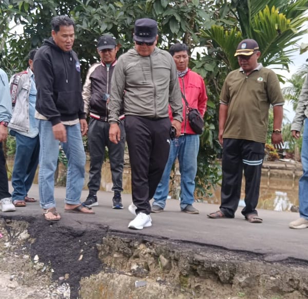 Bupati Sujiwo Tinjau Jalan Poros Teluk Pakedai–Selat Remis yang Sempat Viral