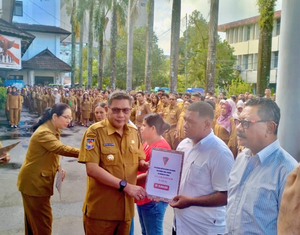 Pemkot Ambon, Serahkan Bantuan Kepada Warga Terdampak Bencana"