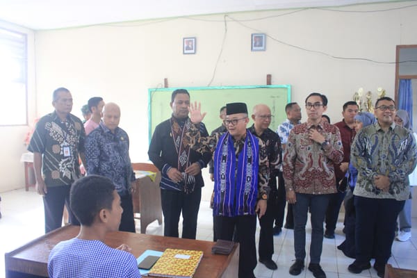 Wakil  Gubernur Maluku Dampingi Mendikdasmen RI Tinjau SMKN 2 dan SMA Advent Wayame.