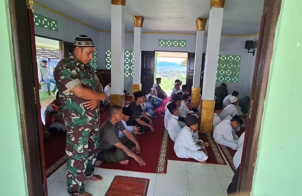 Anggota Posko TMMD 126 Kodim 1504/Ambon Sholat Jumat Bersama