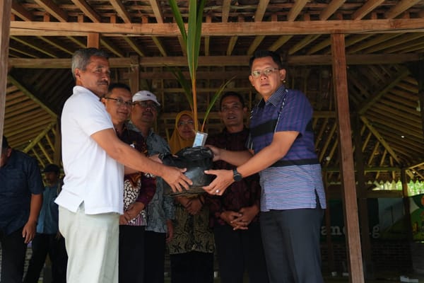 Wabup Sleman Tanam Pohon Kelapa Hibrida Bersama Kelompok Tani Ngudi Mulyo