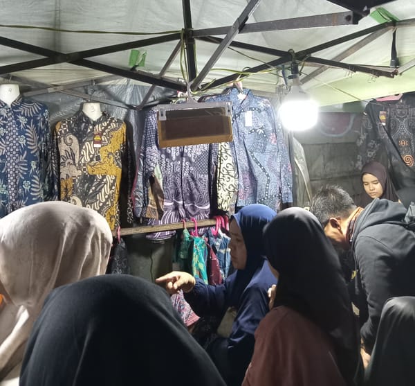 Emak - Emak Berburu Baju Batik Buah Hatinya Untuk Hari Batik Nasional 2025