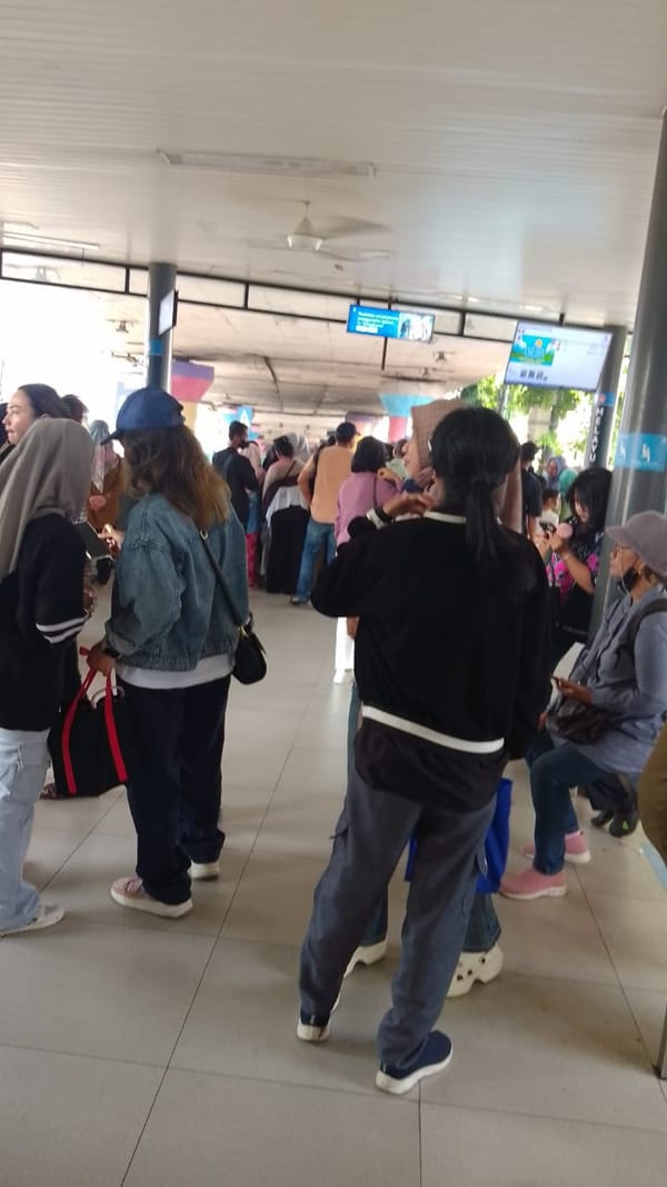 Antusias Hadiri HUT TNI, Antrian Panjang Warga di Shelter Transjakarta