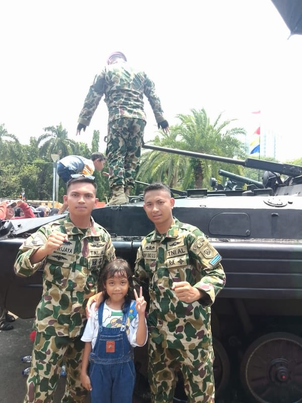 Keramahan Prajurit Sangat Dirasakan Anak - Anak Pada Hut Ke 80 TNI di Monas