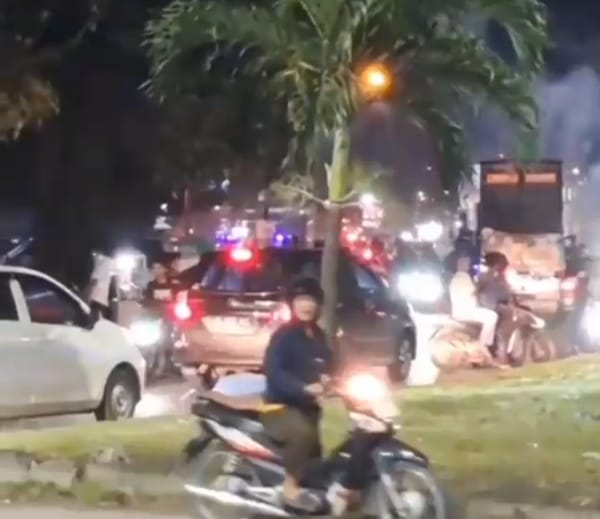 Tawuran Saling Lempar Petasan Segera Dapat Teratasi, Berkat Polisi Cepat Amankan Situasi