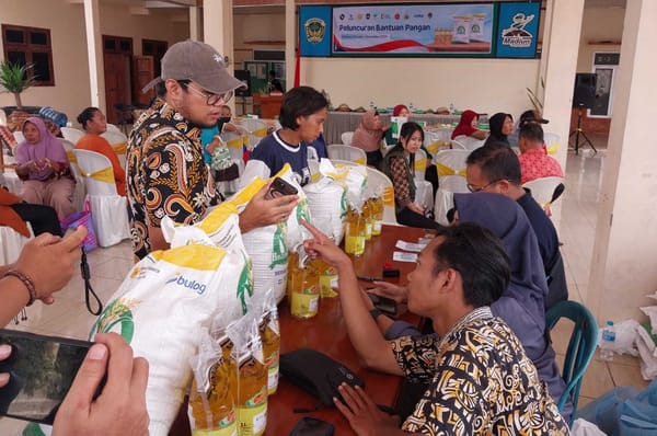 Pemkab Madiun Salurkan Bantuan Pangan bagi  203 KPM di Desa Tiron