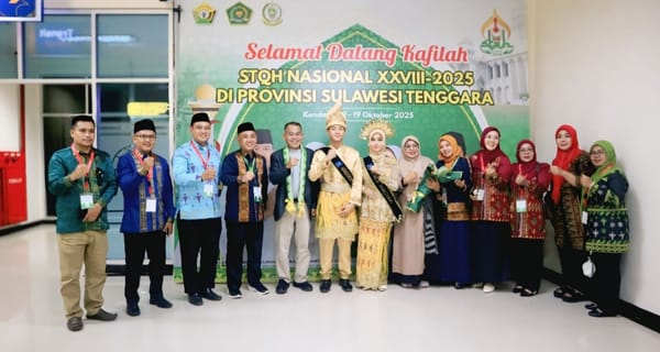 Kakanwil Kemenag Maluku Utara H. Amar Manaf bersama qafilah saat mengikuti Pembukaan STQH di Kendari (Nanang) 