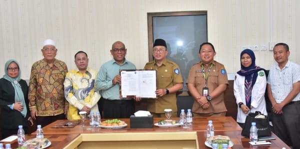 Penyerahan SK Untuk memimpin kembali PT. BPRS Bahari Berkesan oleh Walikota Ternate H. M. Tauhid Soleman kepada H. Risdan Harly (Nng) 