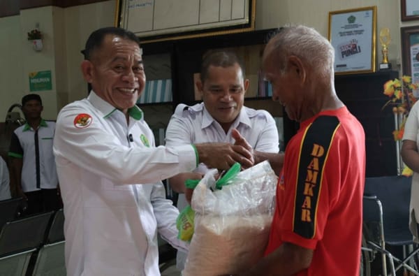 ASN Kemenag Malut Bagikan Sembako Meriahkan Hari Santri 2025