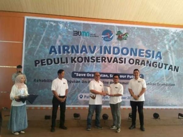 AirNav Indonesia Adopsi Orangutan dan Tanam Pohon di Nyaru Menteng