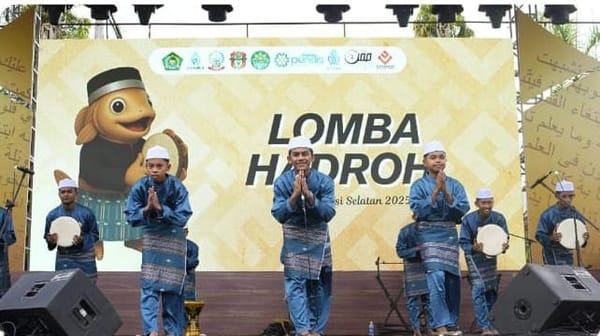 Battle Hadrah Guncang Lapangan Merdeka Sengkang: Santri Berdakwah Lewat Irama di MQK Internasional 2025