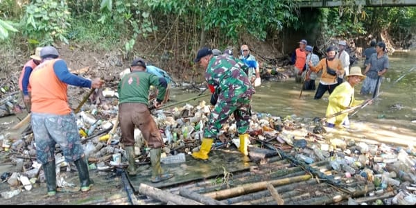 Wujud Kepedulian Lingkungan, Babinsa dan Warga Tabudarat Hilir Bersihkan Sungai Secara Gotong Royong