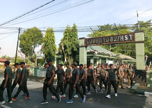 Jaga Kebugaran, Anggota Kodim 1002/HST Laksanakan Jalan Santai di Kota Barabai