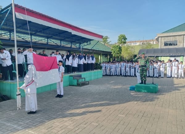 Melalui Upacara Bendera, Babinsa Koramil 1002-08/LAU Didik Siswa Berkarakter dan Nasionalis