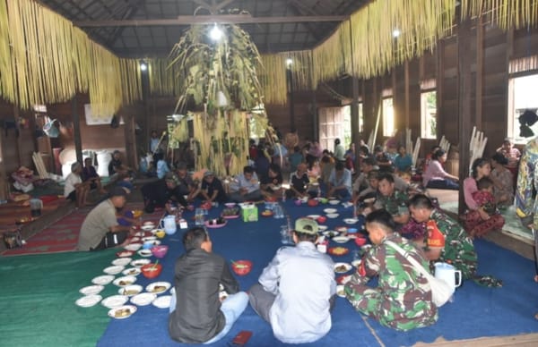 TNI hadir dan Menyatu Dalam Tradisi Aruh Bawanang Desa Hinas Kiri