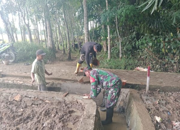 Babinsa dan Warga Hapulang Bangun Irigasi Tersier Tingkatkan Ketahanan Pangan
