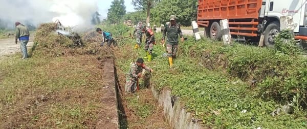 Laksanakan Program PKTD, TNI dan Masyarakat Kapar Gotong Royong Bersihkan Jalan Desa