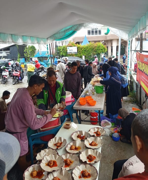 300 Porsi Sarapan Gratis Habis dalam Waktu 1 Jam, Hangatnya Kebersamaan di Pagi yang Gerimis Kota Banjarmasin