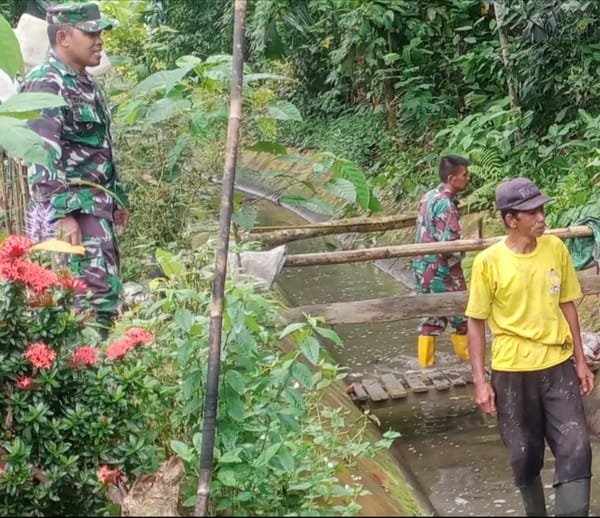 Cegah Banjir, Anggota Koramil Haruyan Turun Langsung Bersama Warga