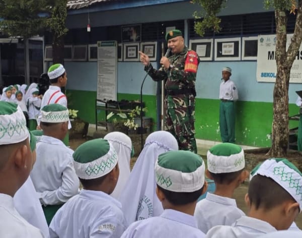 Babinsa Koramil 1002-04/Labuan Amas Selatan Pembina Upacara di MIN 9 HST
