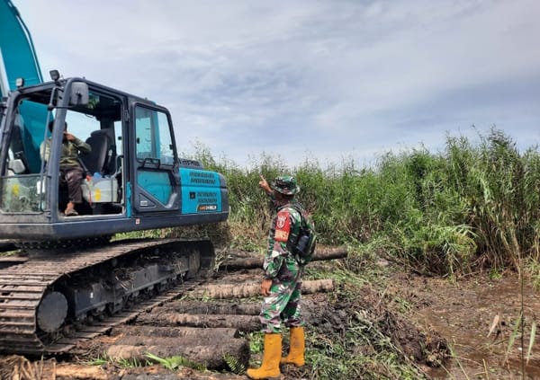 Babinsa dan Warga Banua Kupang Bersinergi Normalisasi Sungai