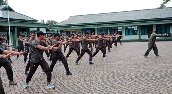 Prajurit Kodim 1002/HST Asah Ketangkasan Lewat Latihan Pencak Silat Militer
