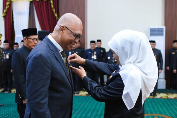Dedikasi Tanpa Batas, Akhmad Munir Raih Lencana Kehormatan Tertinggi dari Gubernur Jawa Timur