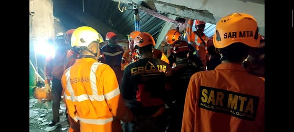 Tim SAR MTA Bersama Tim SAR Gabungan, Basarnas Terus Berjibaku Menyelamatkan Korban Reruntuhan Musalah Ponpes Al khoziny.