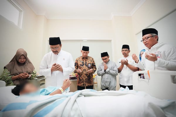Gus Ipul Jenguk Haical, Tegaskan Penanganan Korban Jadi Atensi Presiden.