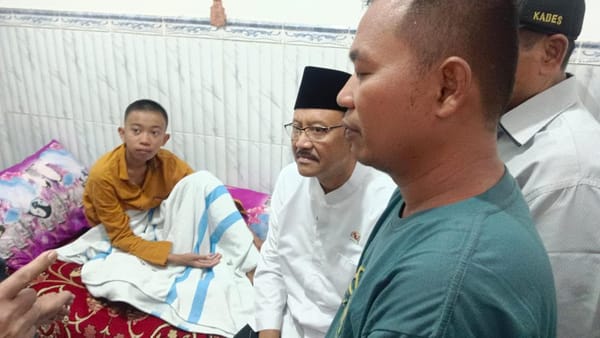 Mensos Saifullah Yusuf Kunjungi Santri Ponpes Al Khoziny Yang Selamat Saiful Rosi Abdullah